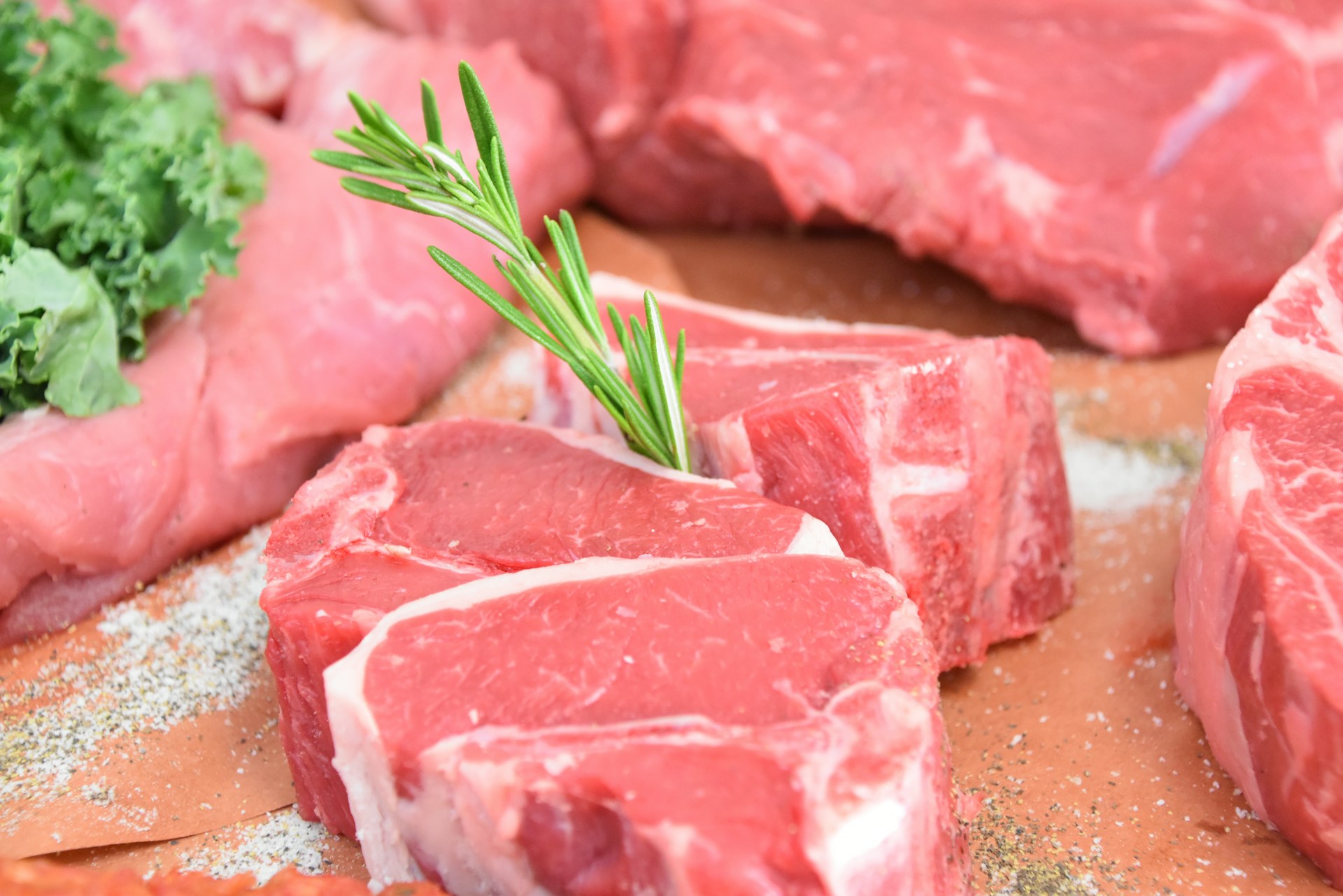 牛肉は熱中症や夏バテ予防に役立つ？含まれる栄養やおすすめ料理も紹介！